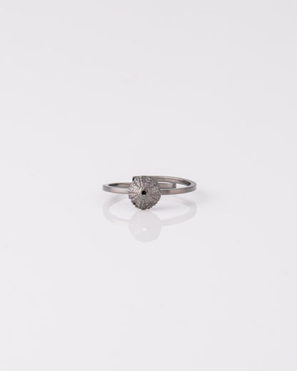 Μαύρο ασημένιο δαχτυλίδι αχινός Sea Urchin Small από την ANV Jewelry.