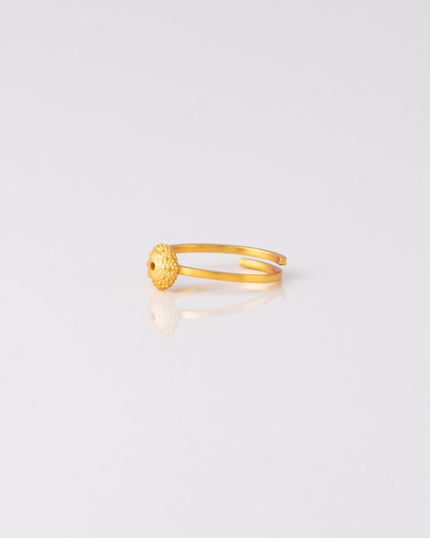 Χειροποίητο επίχρυσο δαχτυλίδι Small Sea Urchin της ANV Jewelry, ιδανικό για stacking.