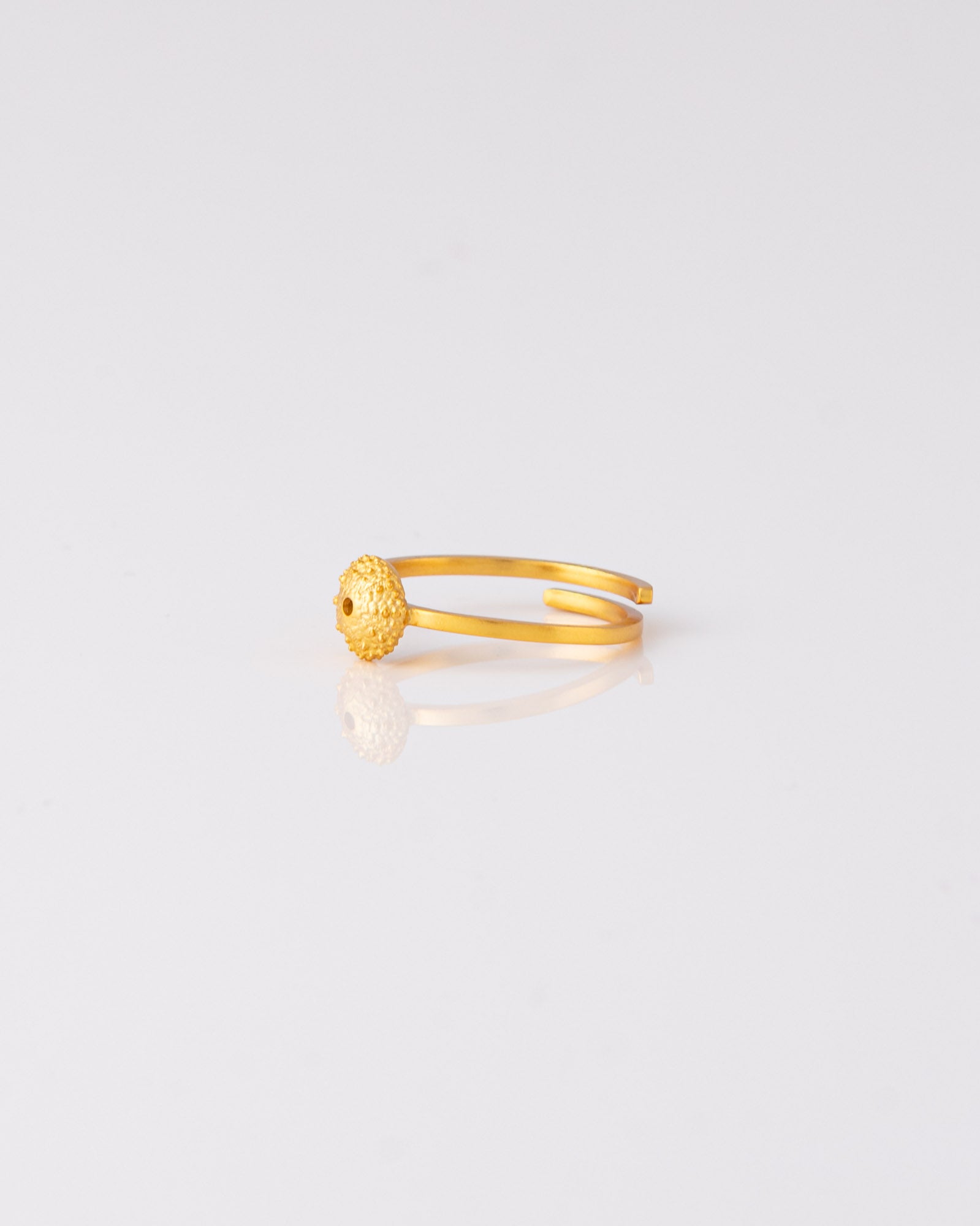Χειροποίητο επίχρυσο δαχτυλίδι Small Sea Urchin της ANV Jewelry, ιδανικό για stacking.