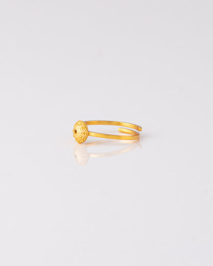 Χειροποίητο επίχρυσο δαχτυλίδι Small Sea Urchin της ANV Jewelry, ιδανικό για stacking.