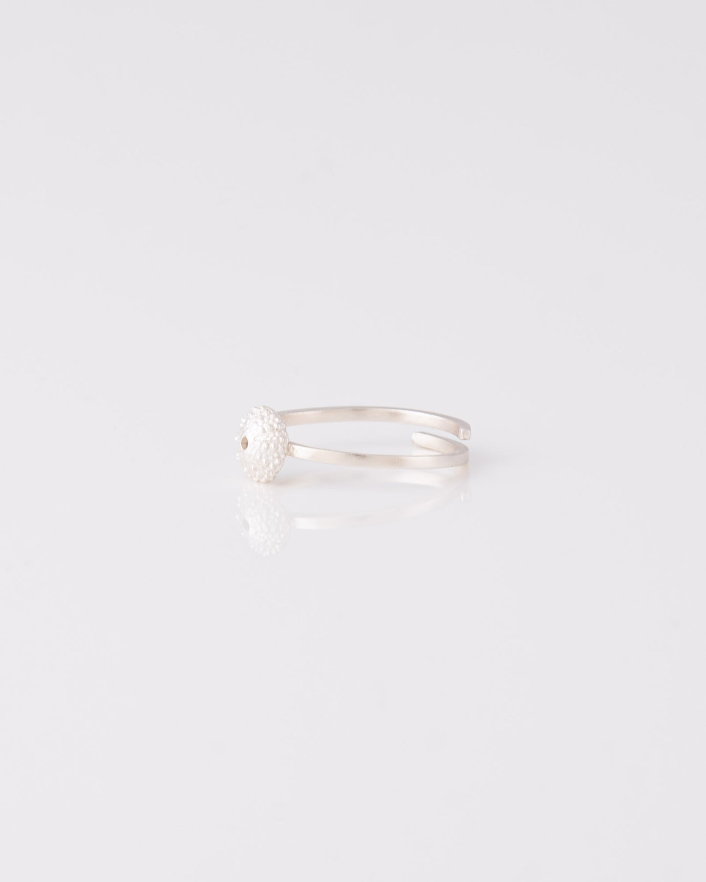 Χειροποίητο ασημένιο δαχτυλίδι Small Sea Urchin της ANV Jewelry, ιδανικό για stacking.