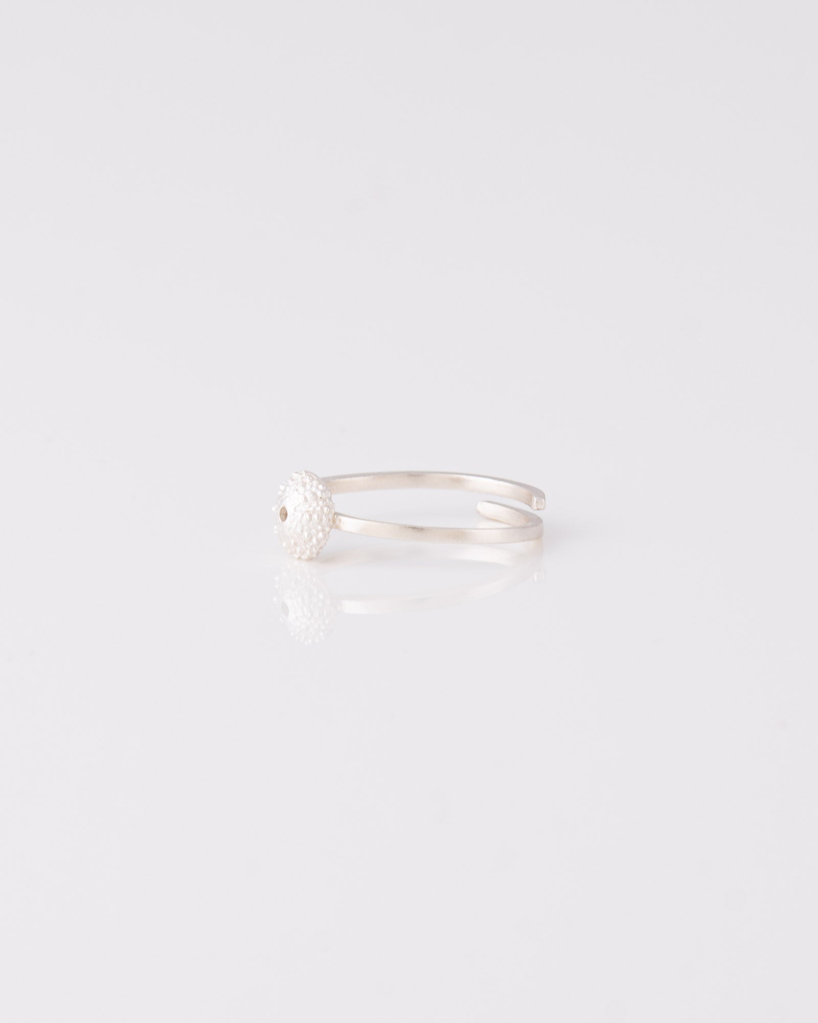Χειροποίητο ασημένιο δαχτυλίδι Small Sea Urchin της ANV Jewelry, ιδανικό για stacking.