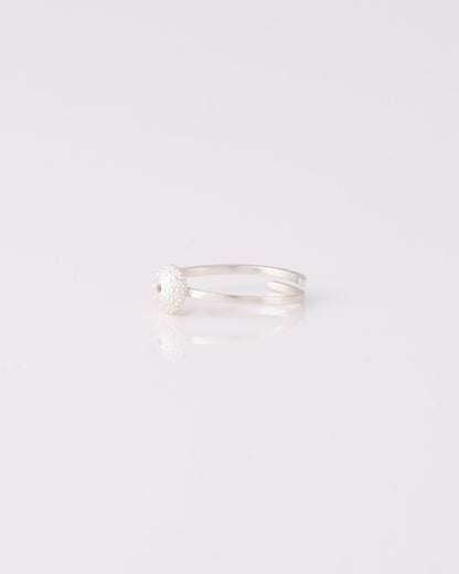 Χειροποίητο ασημένιο δαχτυλίδι Small Sea Urchin της ANV Jewelry, ιδανικό για stacking.