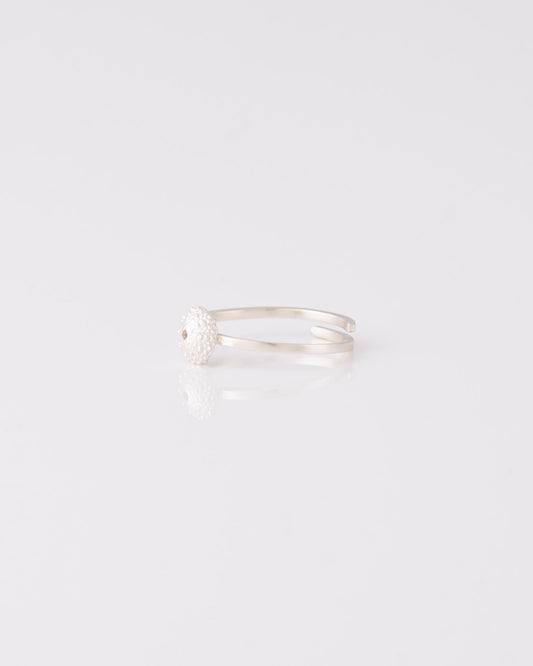 Χειροποίητο ασημένιο δαχτυλίδι Small Sea Urchin της ANV Jewelry, ιδανικό για stacking.