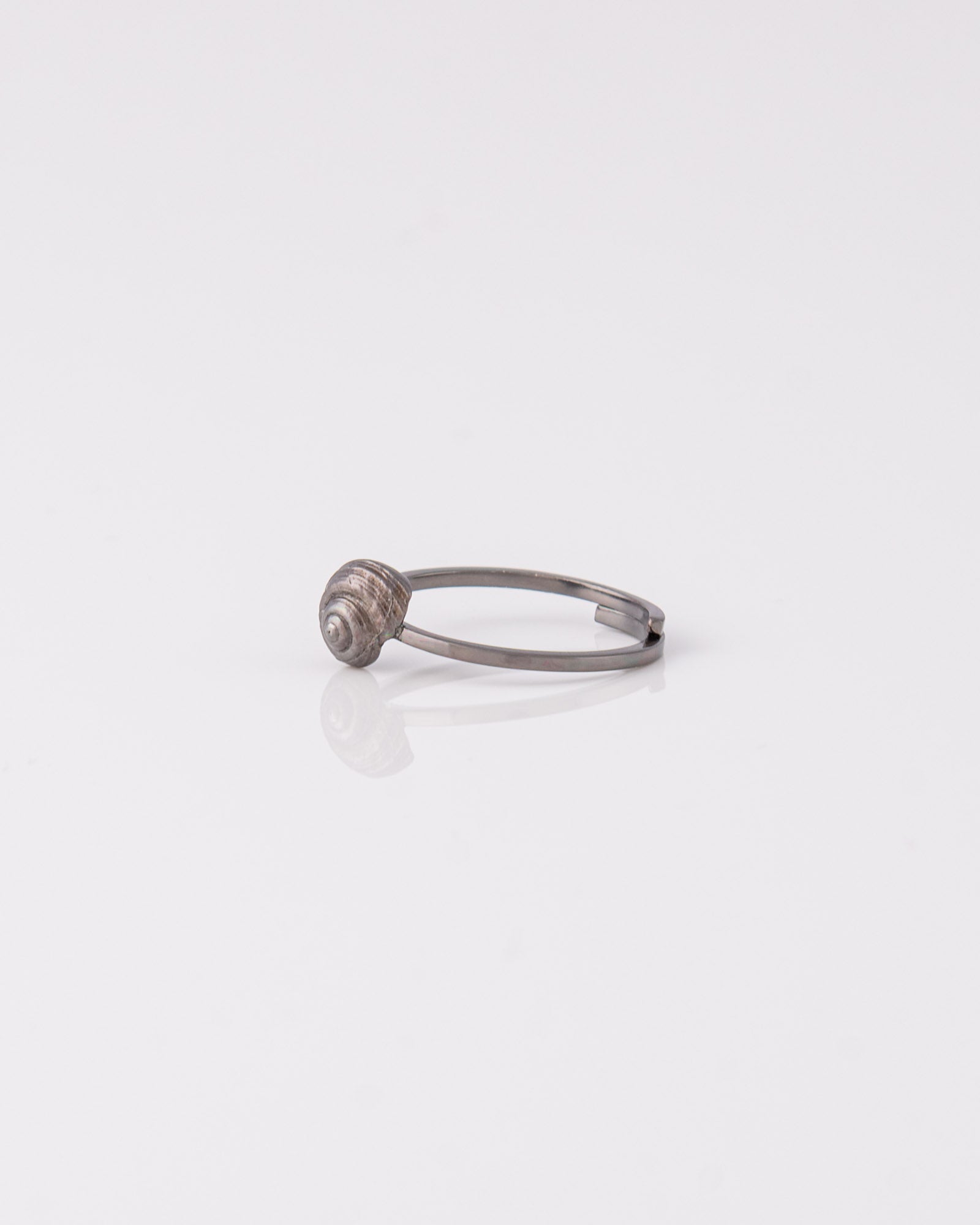 Minimal μαύρο ασημένιο δαχτυλίδι σαλιγκάρι Snail Shell, ιδανικό για stacking.