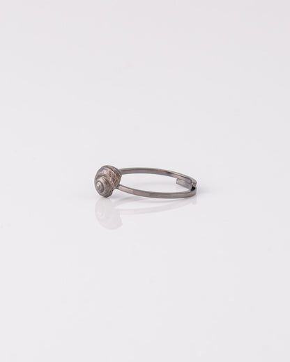 Minimal μαύρο ασημένιο δαχτυλίδι σαλιγκάρι Snail Shell, ιδανικό για stacking.