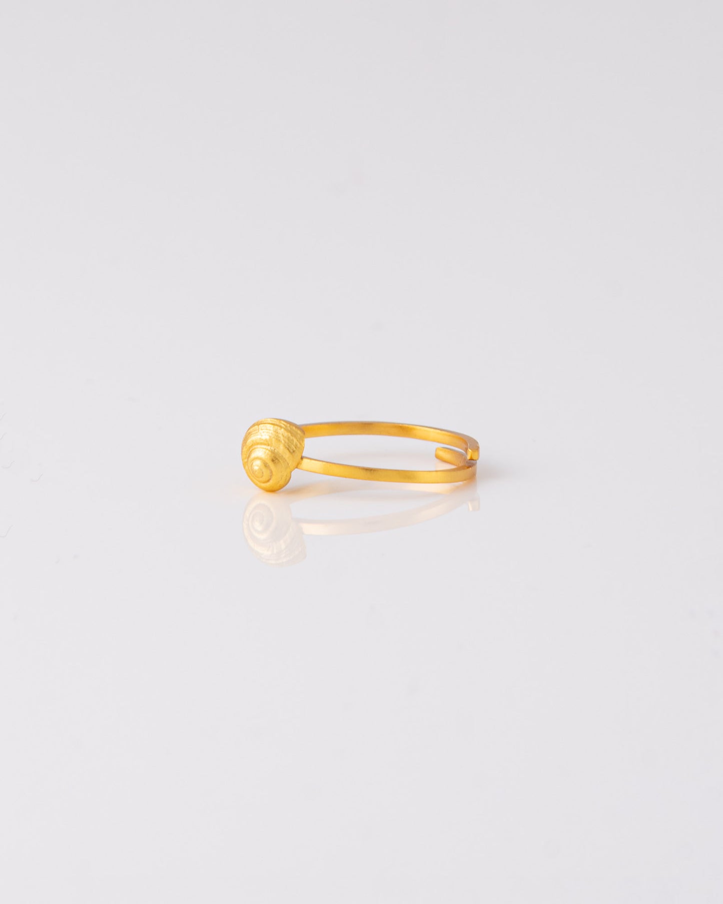 Χειροποίητο επίχρυσο δαχτυλίδι Snail Shell της ANV Jewelry, ιδανικό για stacking.