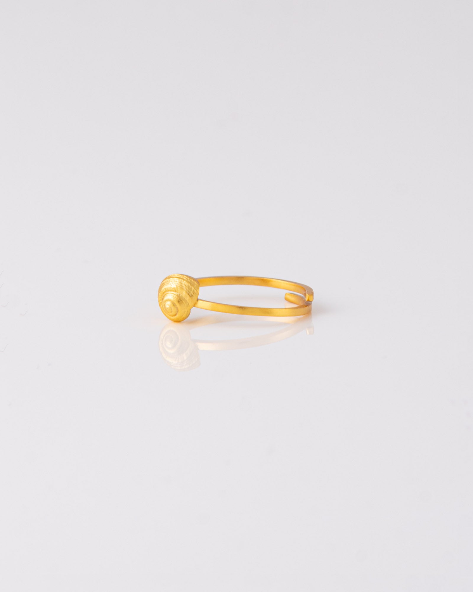 Χειροποίητο επίχρυσο δαχτυλίδι Snail Shell της ANV Jewelry, ιδανικό για stacking.