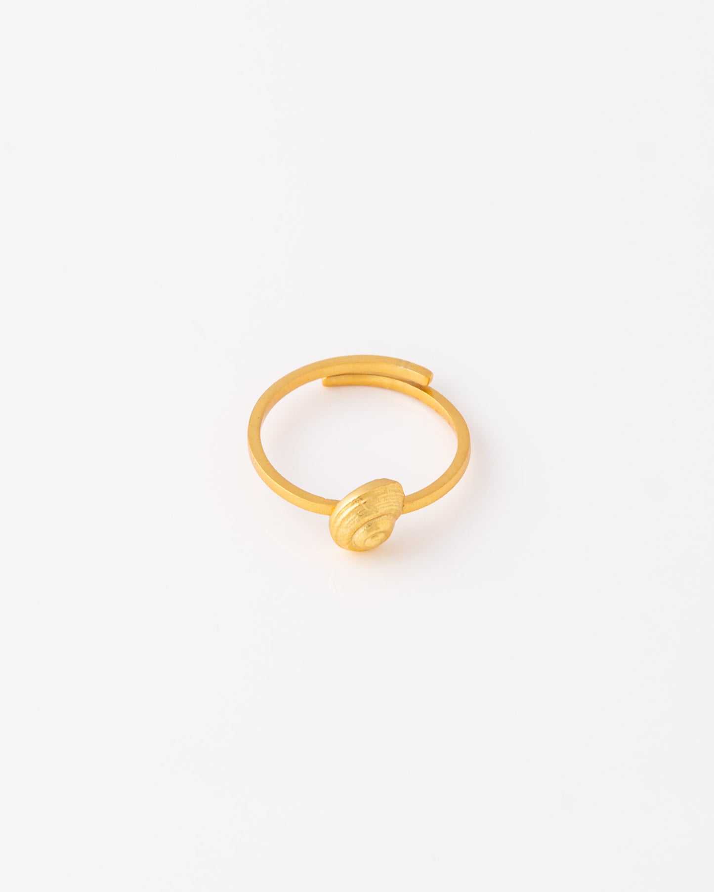 Χειροποίητο επίχρυσο δαχτυλίδι Snail Shell της ANV Jewelry, ιδανικό για stacking.