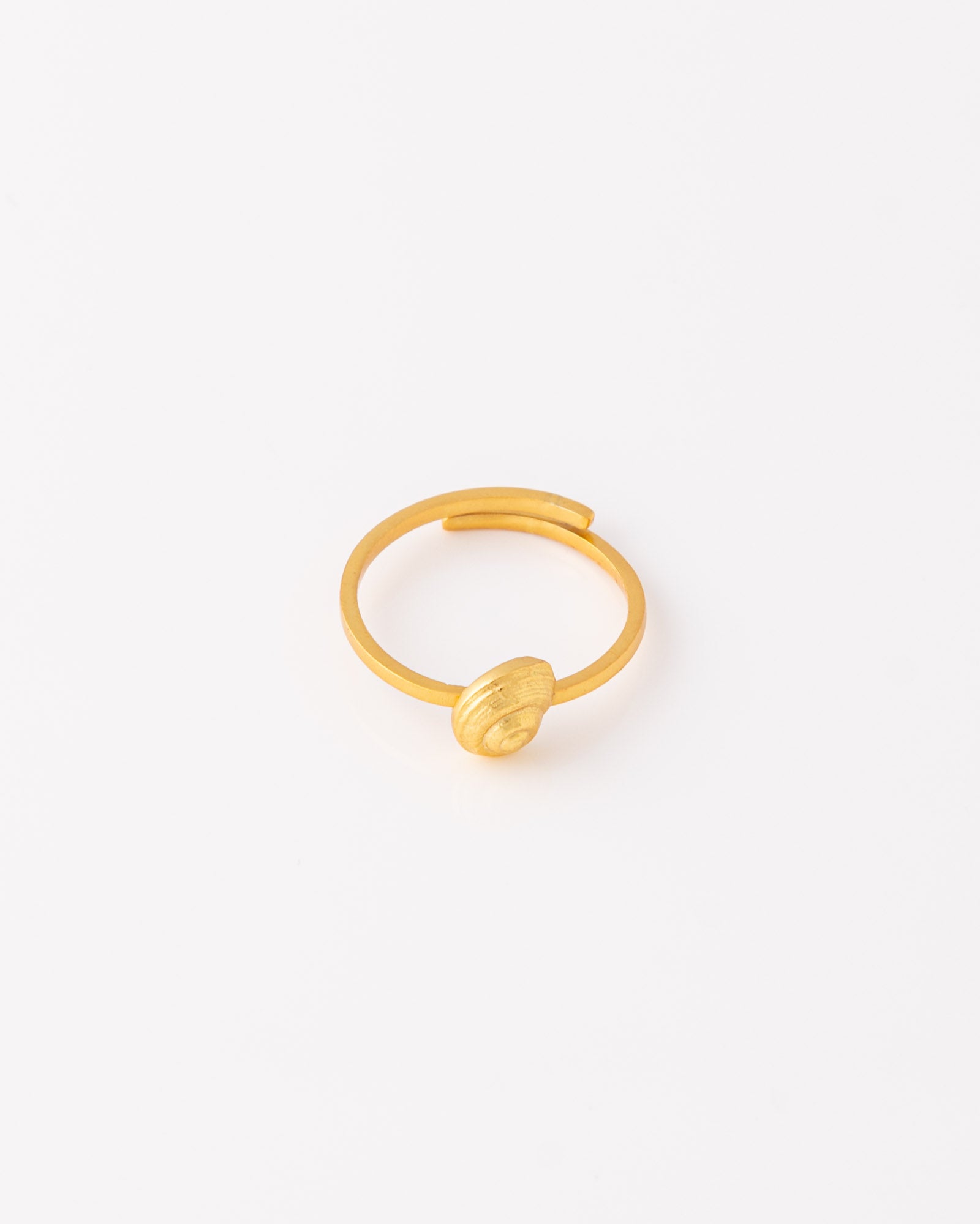 Χειροποίητο επίχρυσο δαχτυλίδι Snail Shell της ANV Jewelry, ιδανικό για stacking.