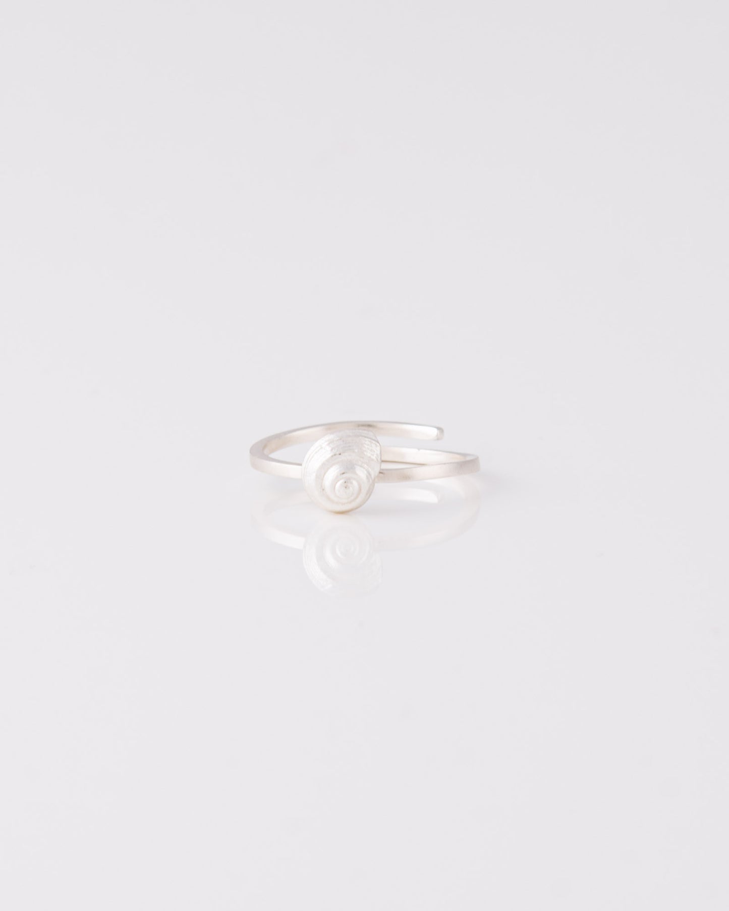 Ασημένιο minimal δαχτυλίδι σαλιγκάρι Snail Shell από ανακυκλωμένο ασήμι 925 της ANV Jewelry.