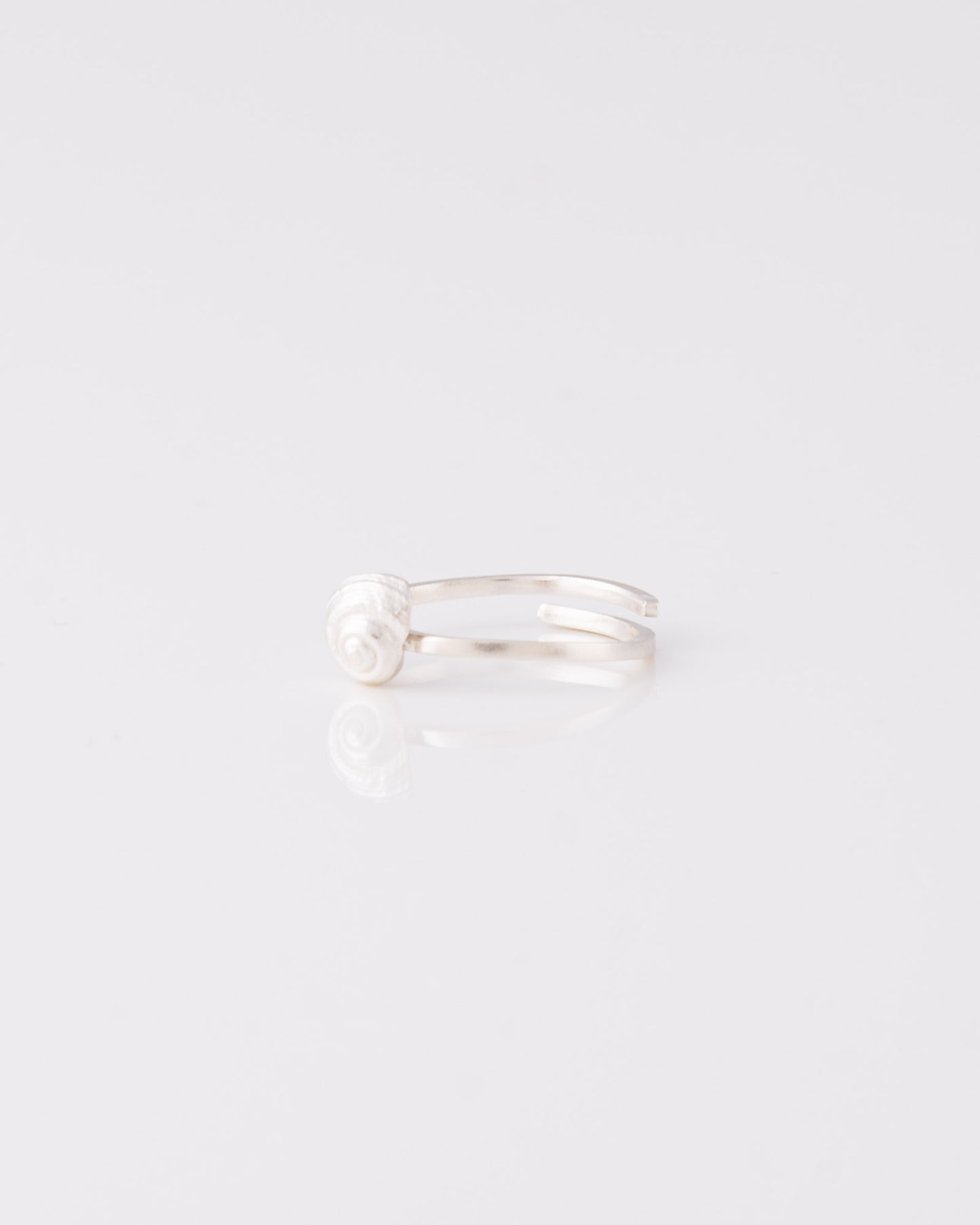 Χειροποίητο ασημένιο δαχτυλίδι Snail Shell της ANV Jewelry, ιδανικό για stacking.