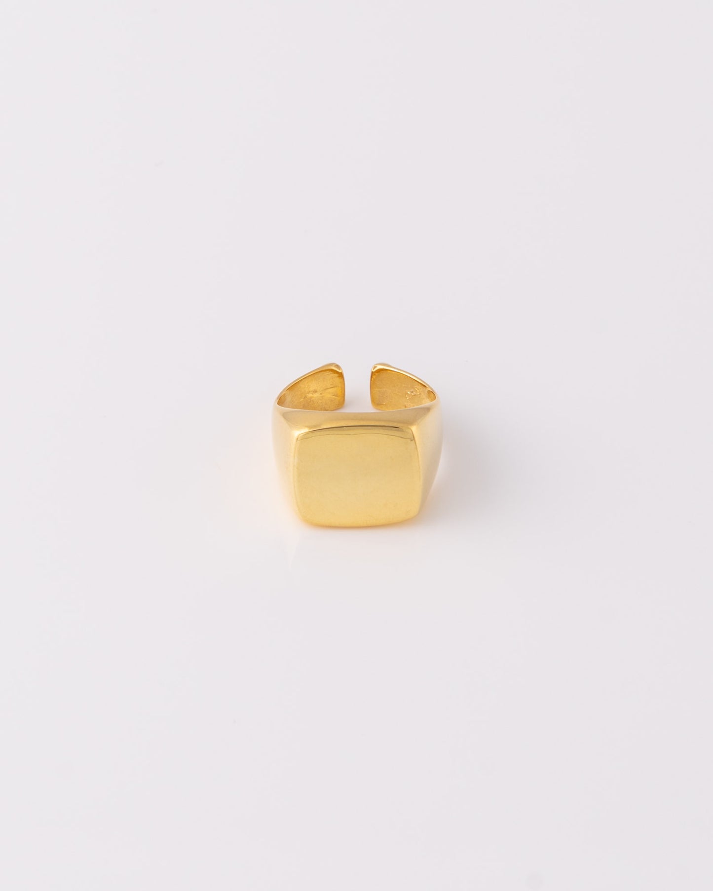 Minimal ανοιγόμενο chevalier δαχτυλίδι Square Signet από ανακυκλωμένο ασήμι 925 επίχρυσο της ANV Jewelry.
