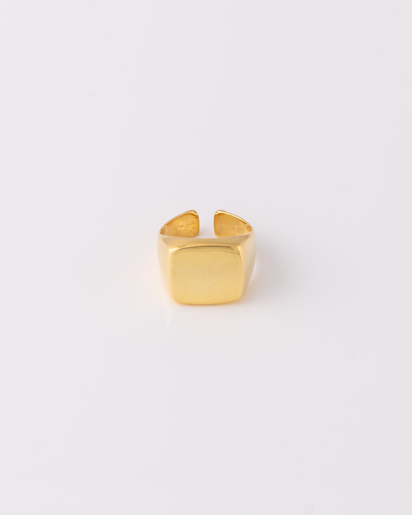 Minimal ανοιγόμενο chevalier δαχτυλίδι Square Signet από ανακυκλωμένο ασήμι 925 επίχρυσο της ANV Jewelry.