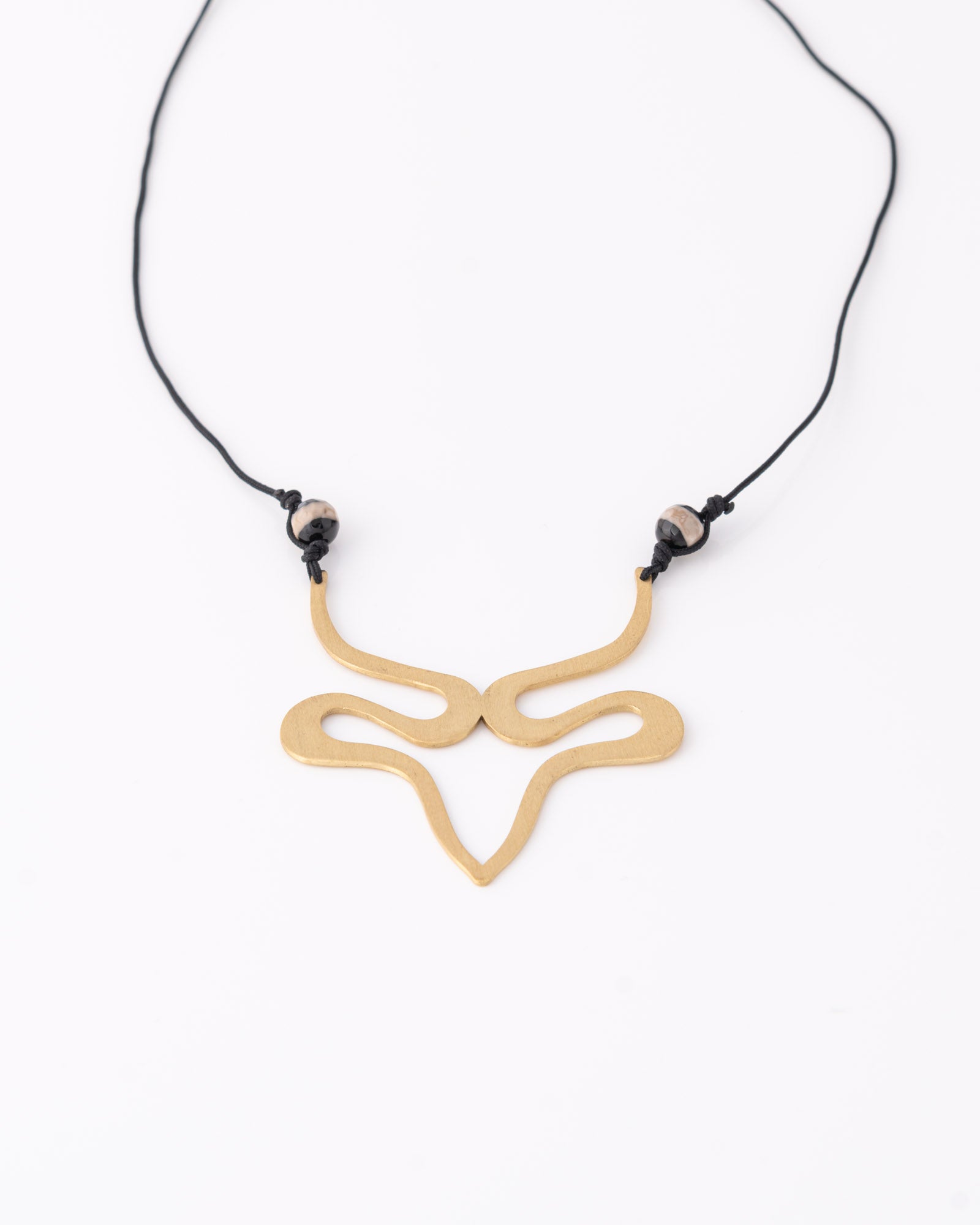 Επίχρυσο statement κολιέ Minotaur με μαύρο κορδόνι από την ANV Jewelry.