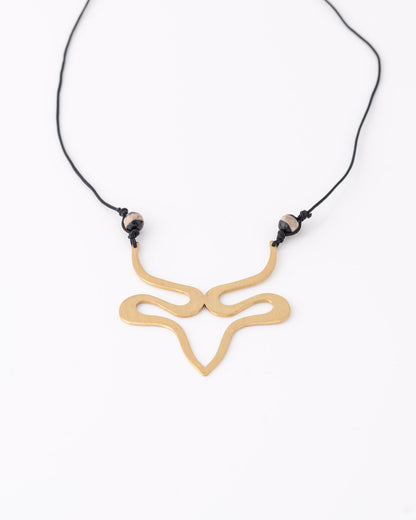 Επίχρυσο statement κολιέ Minotaur με μαύρο κορδόνι από την ANV Jewelry.