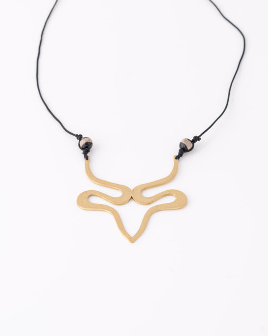 Επίχρυσο statement κολιέ Minotaur με μαύρο κορδόνι από την ANV Jewelry.